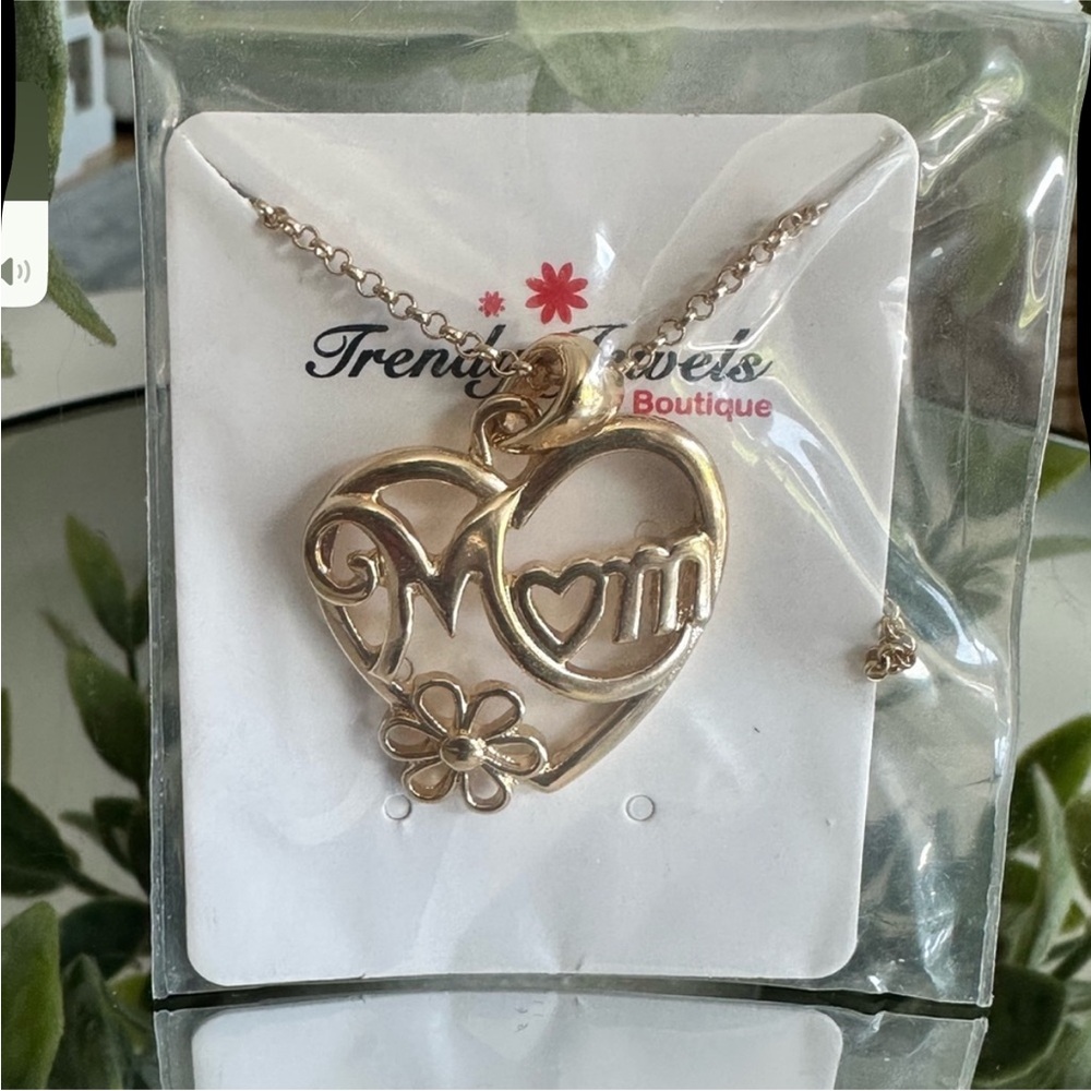 Women NWT Trendy Jewels Gold 'Mom' Heart Necklace